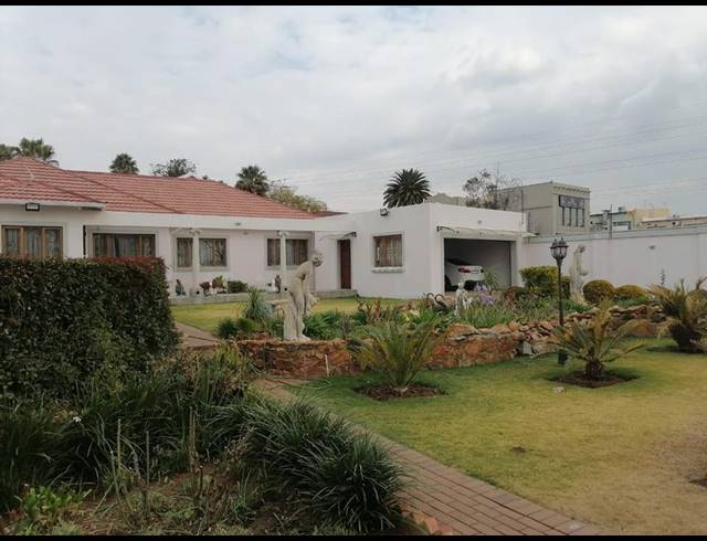 4 BEDROOM HOUSE FOR SALE IN MALVERN EAST EXT